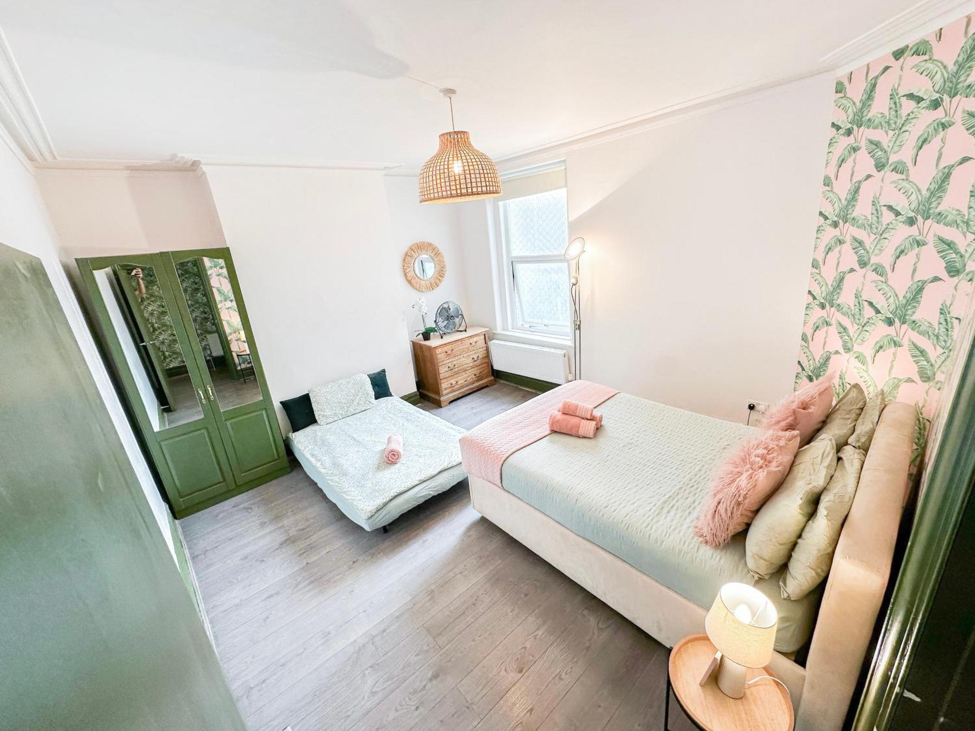 Apartment 2 Bedroom Flat With Indoor Fireplace In Shepherds Bush, Near White London