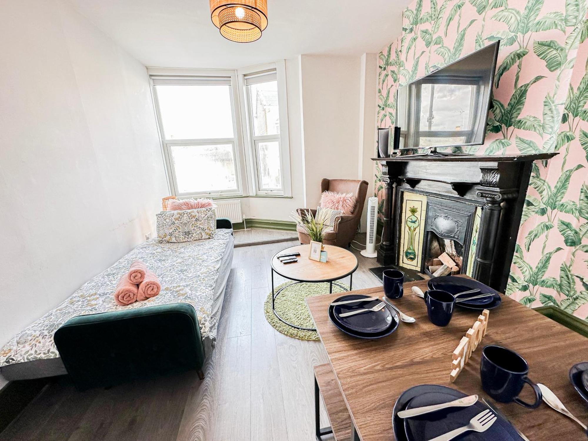 2 Bedroom Flat With Indoor Fireplace In Shepherds Bush, Near White *
