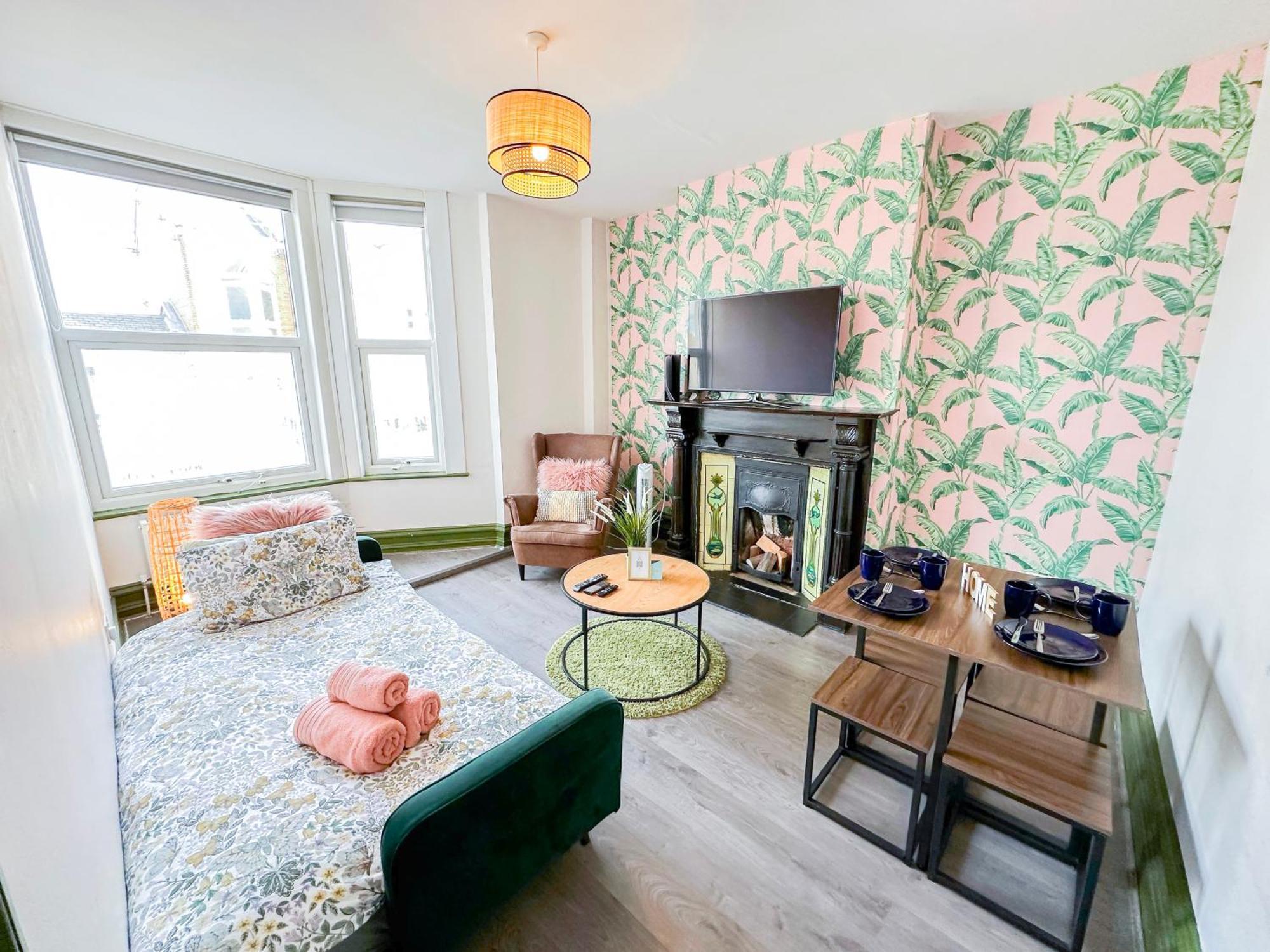 2 Bedroom Flat With Indoor Fireplace In Shepherds Bush, Near White * London