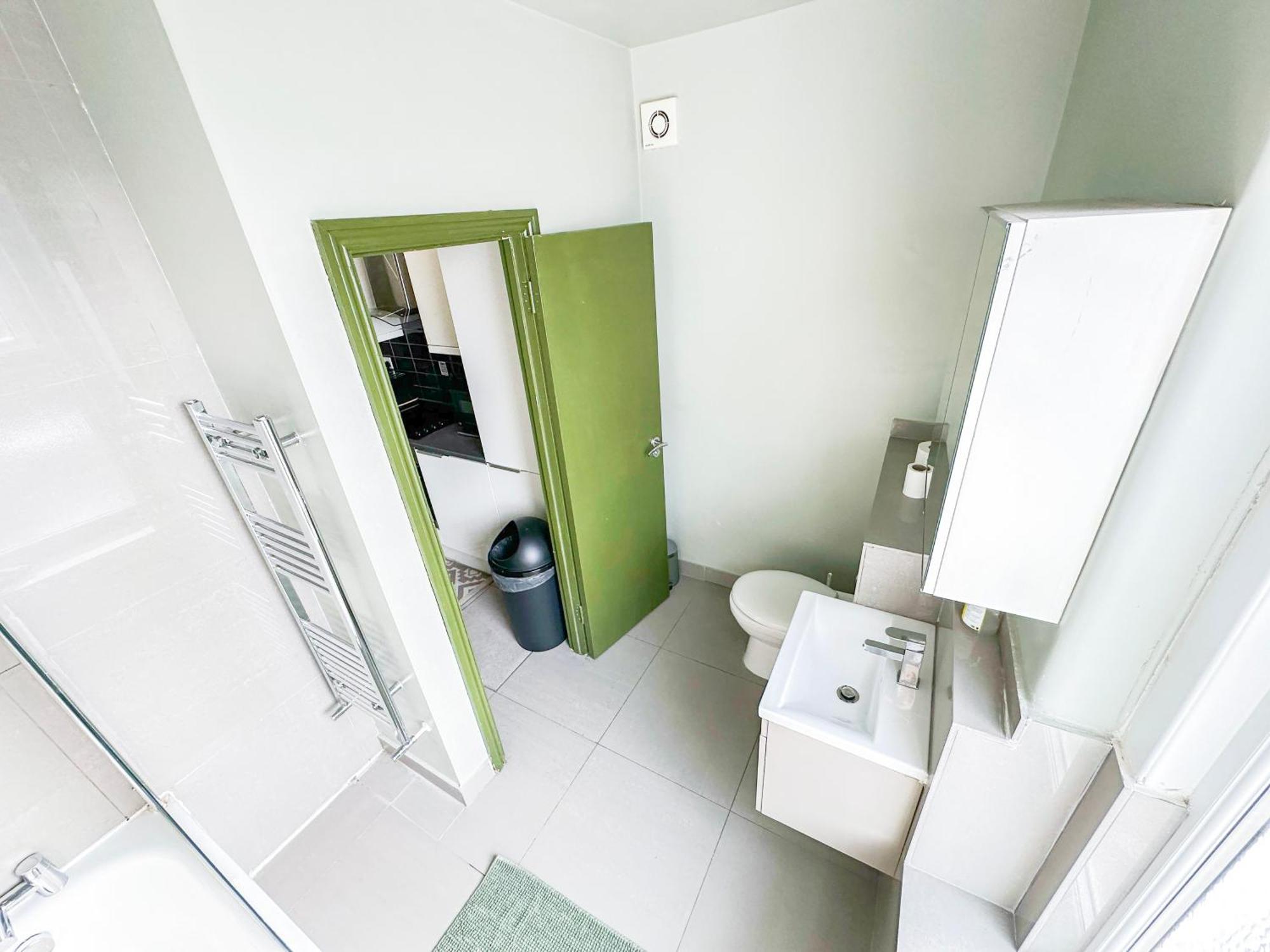 2 Bedroom Flat With Indoor Fireplace In Shepherds Bush, Near White Apartment