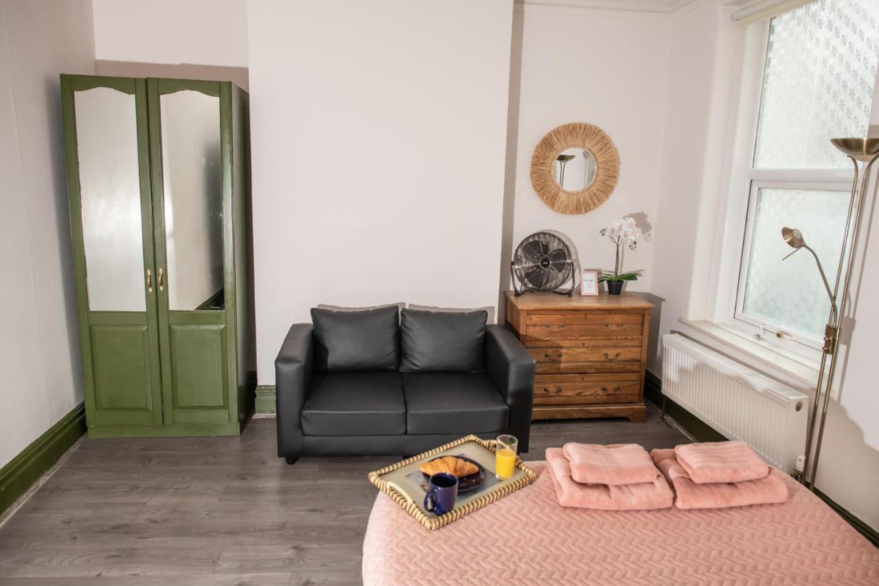 2 Bedroom Flat With Indoor Fireplace In Shepherds Bush, Near White Apartament Londra
