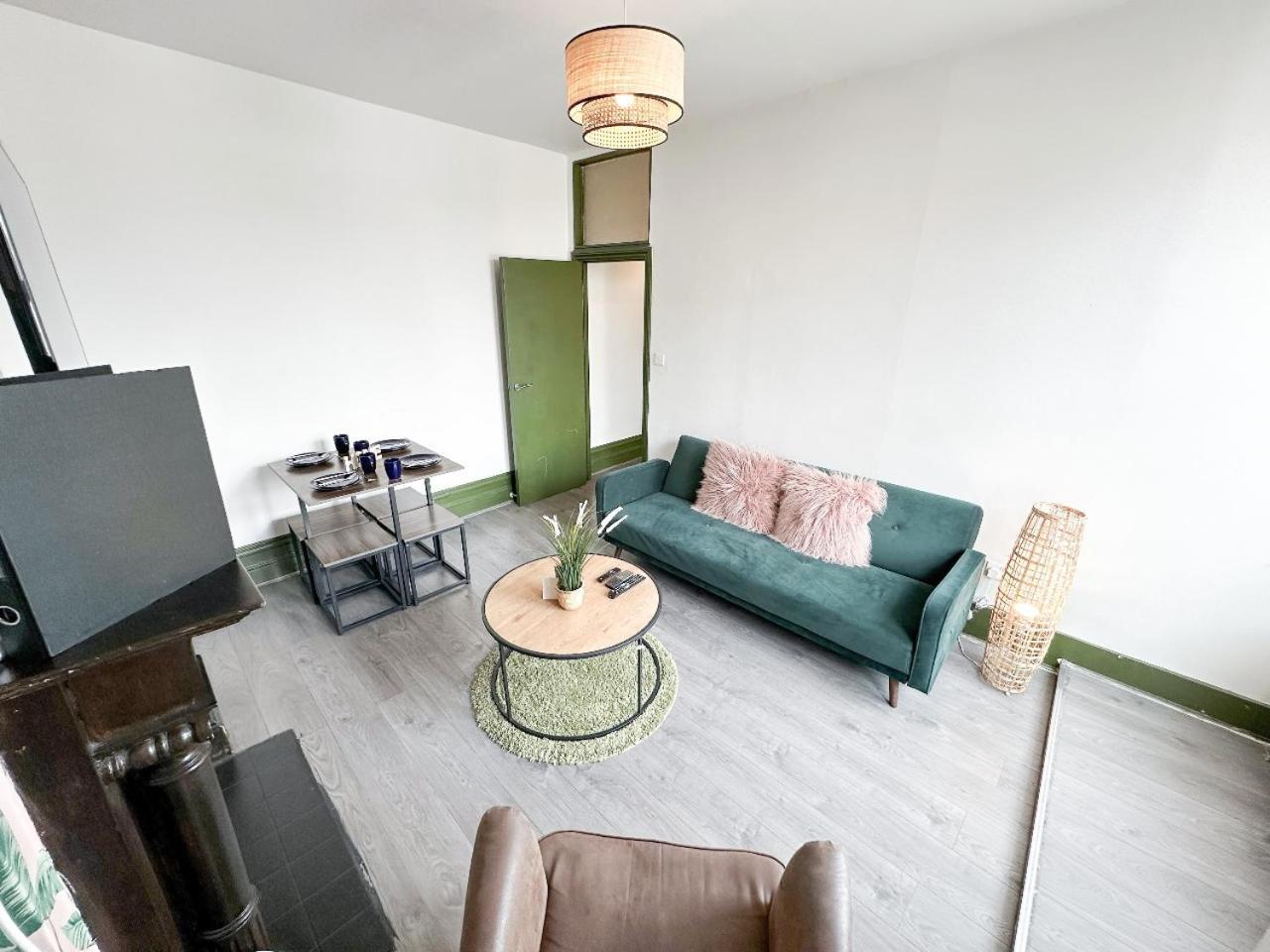2 Bedroom Flat With Indoor Fireplace In Shepherds Bush, Near White Apartament Londra