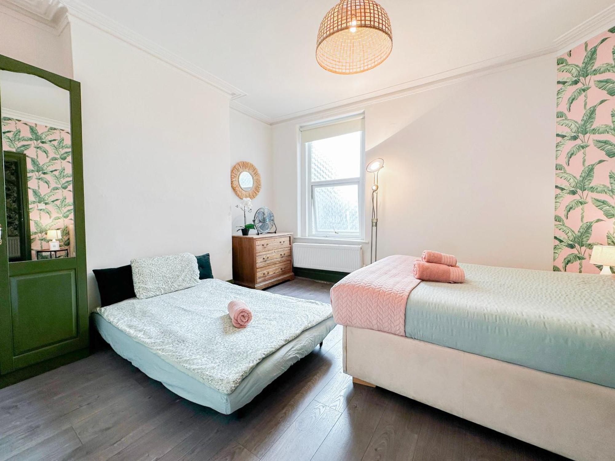 2 Bedroom Flat With Indoor Fireplace In Shepherds Bush, Near White Londra