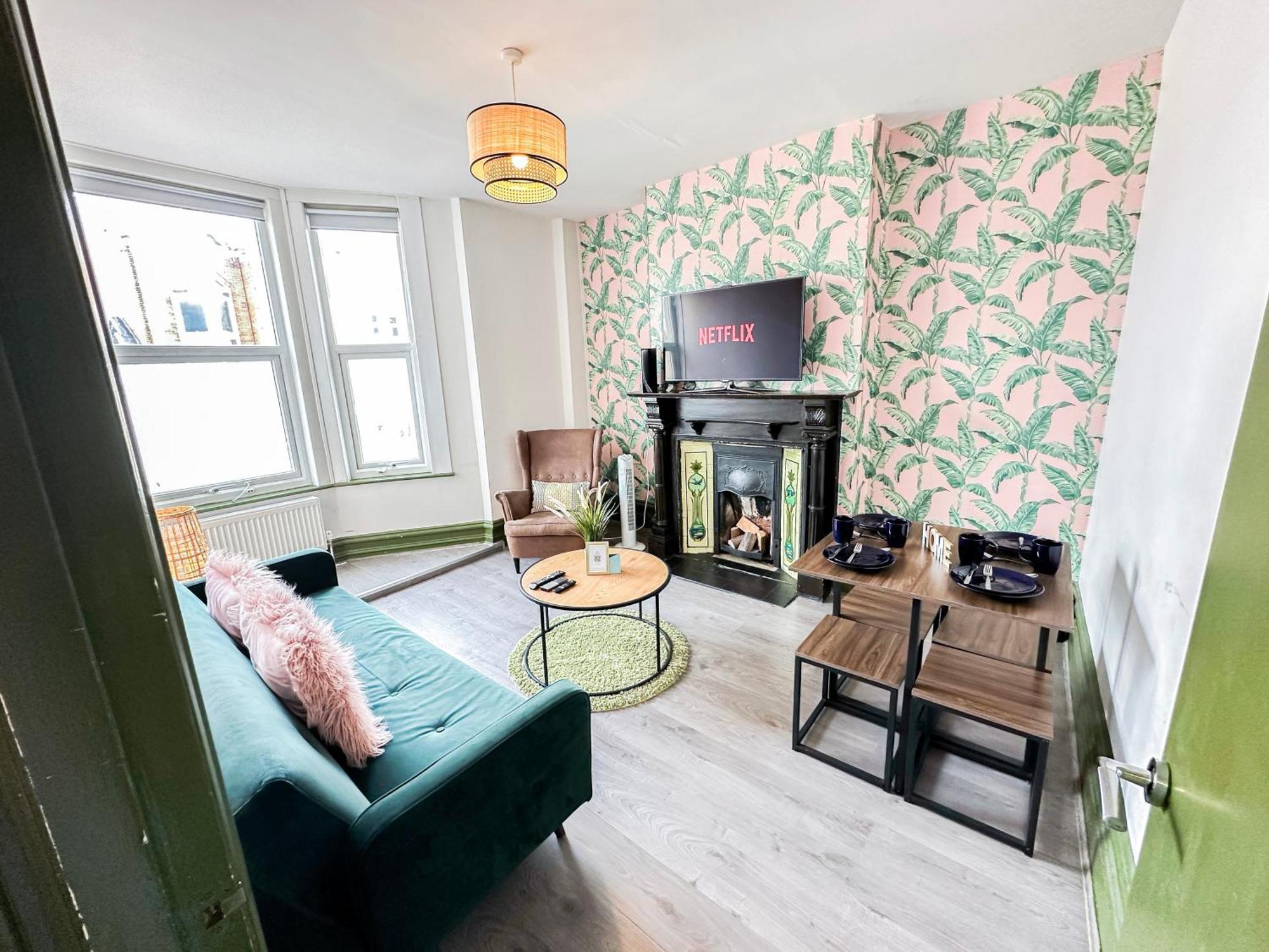 Apartament 2 Bedroom Flat With Indoor Fireplace In Shepherds Bush, Near White *